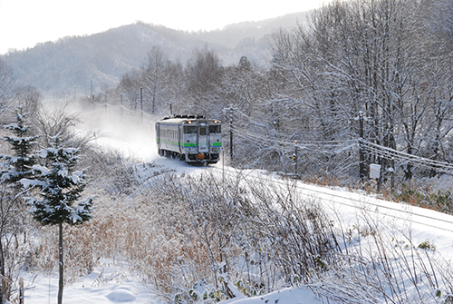 写真：ズリ山背に初冬の鉄路