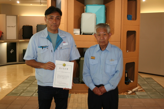 エースラゲージ株式会社北海道工場へ消防団協力事業所表示証を再交付した際の写真