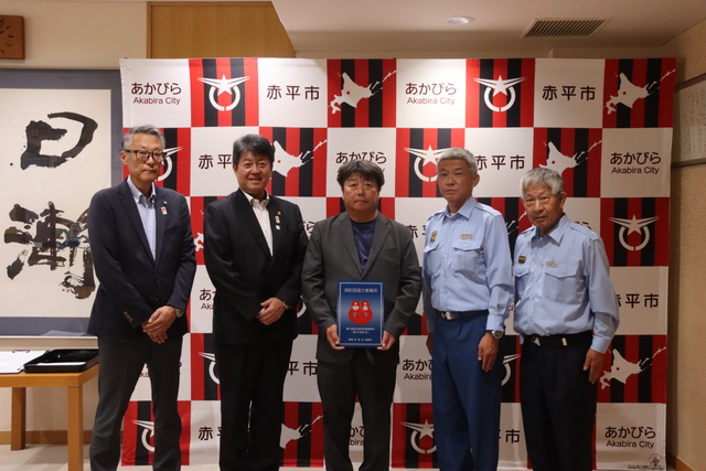旭産業有限会社へ消防団協力事業所表示証を交付した際の写真