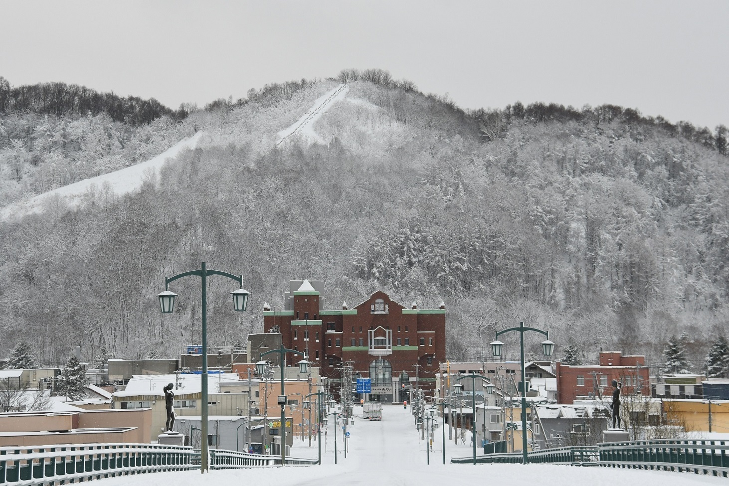 冬のズリ山と交流センターみらい(赤平駅)写真