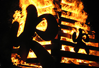 画像：火という漢字をかたどったキャンプファイヤーが燃えているようす