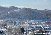 画像：雪景色になった赤平市内とズリ山のようす