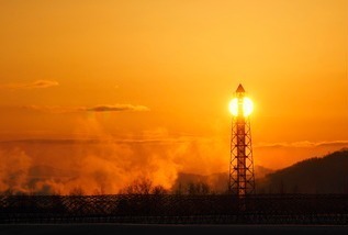 フォトコンテスト2014応募作品「夜明けの灯台」朝もやのかかる株式会社植松電機の無重力実験塔に朝陽が重なった写真