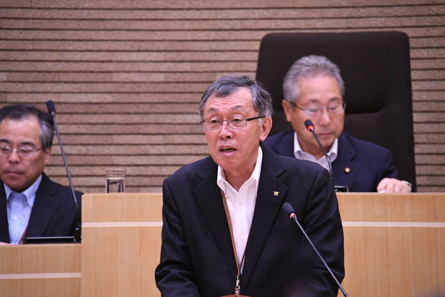 令和元年6月教育行政執行方針を述べる多田教育長の写真