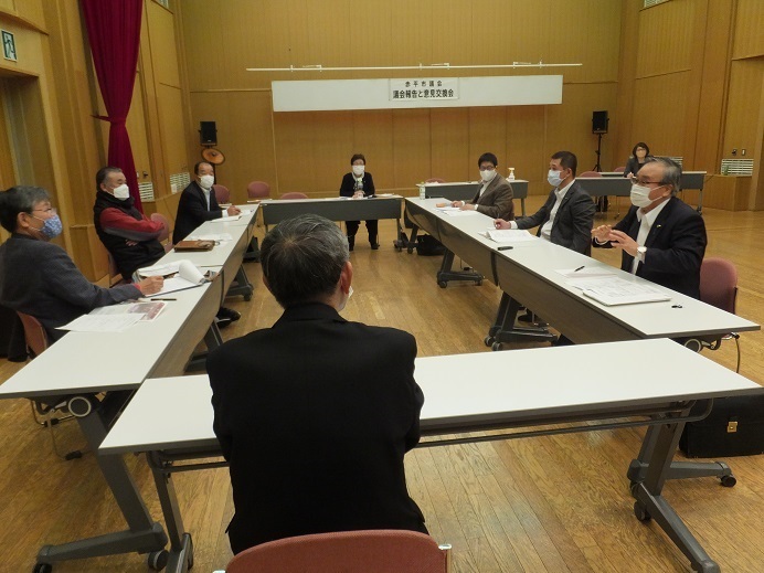 写真：交流センターみらいで行なわれた議会報告会の様子