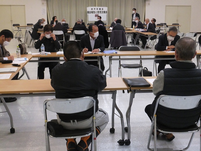 写真：東公民館で行なわれた議会報告会の様子