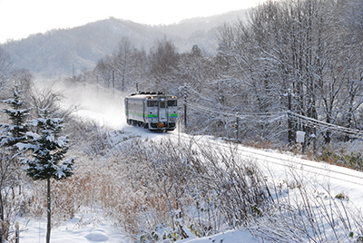 写真：「ズリ山背に初冬の鉄路」