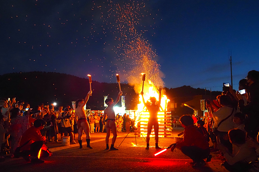 写真：「繋がる炎」