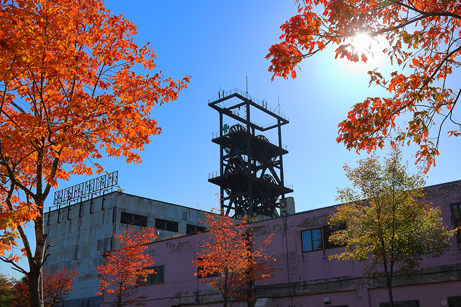 写真：「紅葉に包まれる立坑櫓」